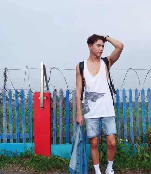 国产天菜模特遭摄影师疯狂邀约，湿身写真惊喜走光某裆真的非常大！ - 51虹马