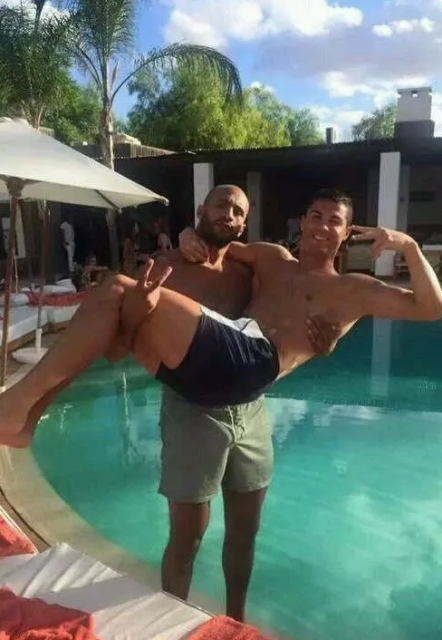 C罗被男粉强吻不拒绝，他还曾被男友撩硬过 - 51虹马