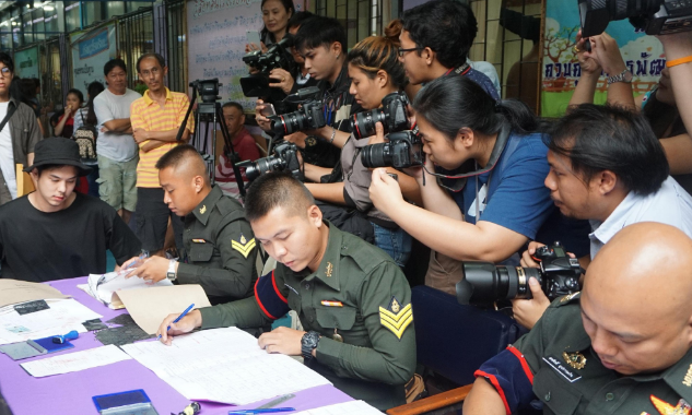 母亲向他出柜美国嘻哈天王感动痛哭,寻找罗麦讲的故事 赵捷和罗麦两人是同性恋吗? - 51虹马 母亲向他出柜美国嘻哈天王感动痛哭,寻找罗麦讲的故事 赵捷和罗麦两人是同性恋吗? - 51虹马