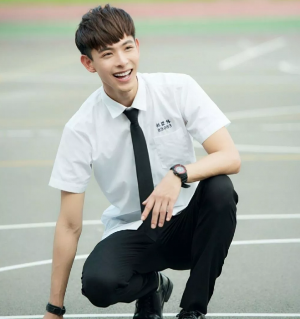 帅哥∣笑容干净的小奶狼甜炸少女心，这个小哥哥简直太撩了！－－连晨翔 - 51虹马