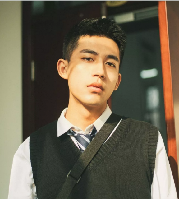 南京林业大学97年的极品校草！腿毛床照来了 - 51虹马