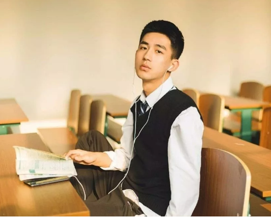 帅哥∣97年小奶狗鲜肉校草，像不像你下一任男盆友？－－吕根 - 51虹马