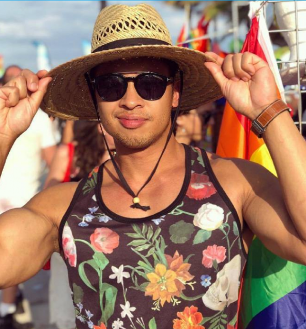 摔角狂热现场亮出彩虹;格斯·肯沃西领衔同志巡游 - 51虹马