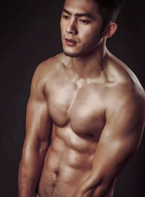 台湾鲜肉古铜色性感身材，诱人舔屏的小奶狗 - 51虹马