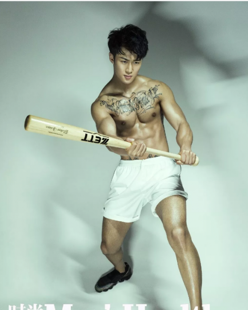 看点∣94年大鲜肉体育生，萌颜巨RU八块腹肌，纹身配肌肉实在太性感! - 51虹马