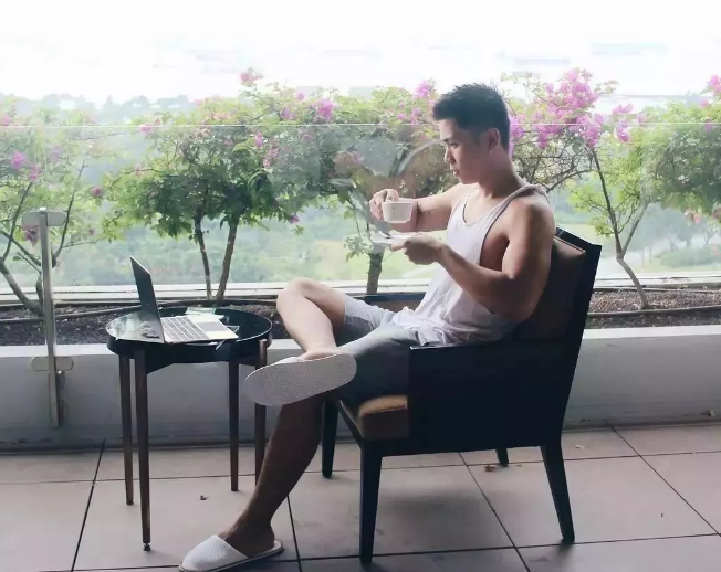 看点∣扒到一枚犬颜系纯情肌肉小哥，除了照片，还有视频！！ - 51虹马