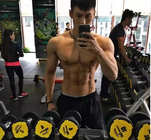 前两天小帅介绍了一个曾经参加过coolguy,拥有八块腹肌的体育生。好多宝贝对他都很喜欢。而今天小帅要介绍的这个帅哥,也曾经参加过coolguy比赛,而且不论颜值还是身材,都不输给那个体育生的哦。 - 51虹马 前两天小帅介绍了一个曾经参加过coolguy,拥有八块腹肌的体育生。好多宝贝对他都很喜欢。而今天小帅要介绍的这个帅哥,也曾经参加过coolguy比赛,而且不论颜值还是身材,都不输给那个体育生的哦。 - 51虹马