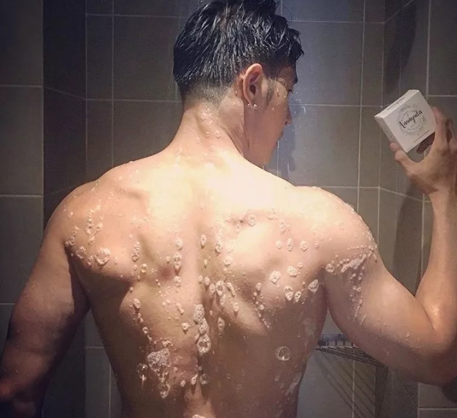 曾经揩油视频火爆朋友圈的他，居然能忍受狗狗对自己做这种事！ - 51虹马