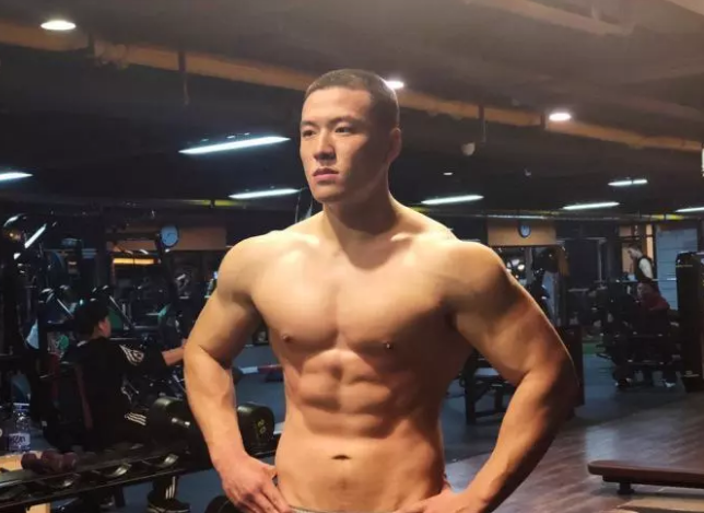 95后国家一级跆拳道运动员，大秀肌肉让人欲罢不能 - 51虹马