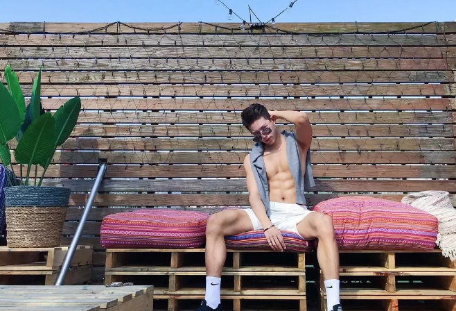 看点∣肌肉身材越来越棒的天菜男模，遭涩影师疯狂邀约… - 51虹马