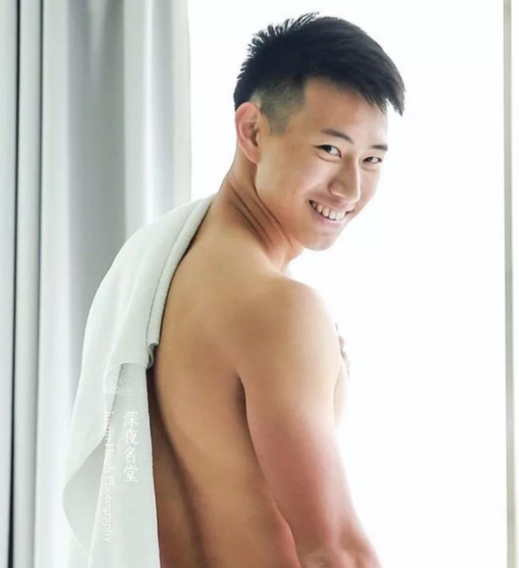 看点∣排球体育生浴照刷爆INS，筋肉腹肌小可爱竟然有男盆友了！！ - 51虹马