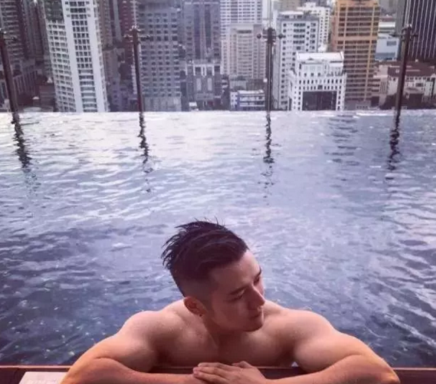 鲜肉男神露肉史，眼神感觉会放电 - 51虹马