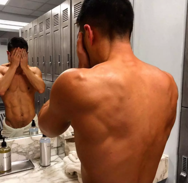 亚裔肌肉男床照疯传，性感腹肌可以舔一年！ - 51虹马