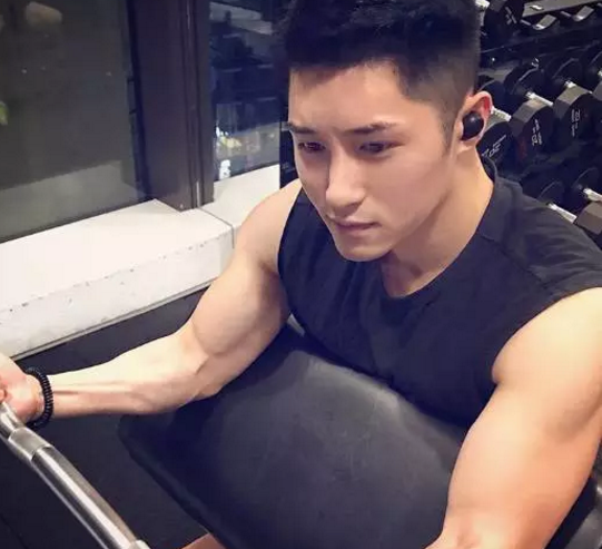 捕获一只野生忠犬肌肉男，行走的荷尔蒙扒光了更好看 - 51虹马