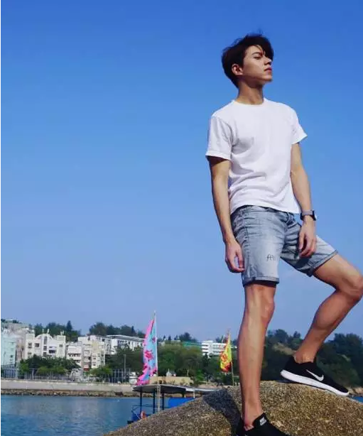 国产天菜模特遭摄影师疯狂邀约，湿身写真惊喜走光某裆真的非常大！ - 51虹马