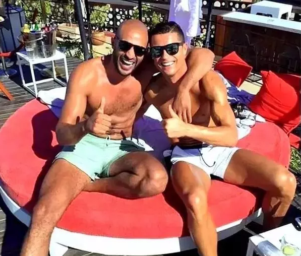 C罗被男粉强吻不拒绝，他还曾被男友撩硬过 - 51虹马