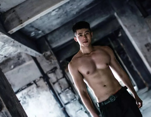 是多想红？公狗腰男挂空挡去健身还发沐浴照 - 51虹马