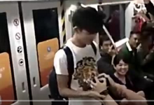 北京地铁惊现男男求婚 路人大喊“在一起”“亲一个”-51虹马