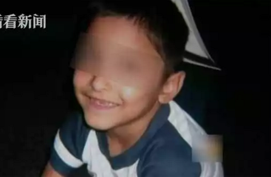 怀疑8岁儿子性取向 亲生母亲联手男友将其打断12根肋骨！虐待致死 - 51虹马