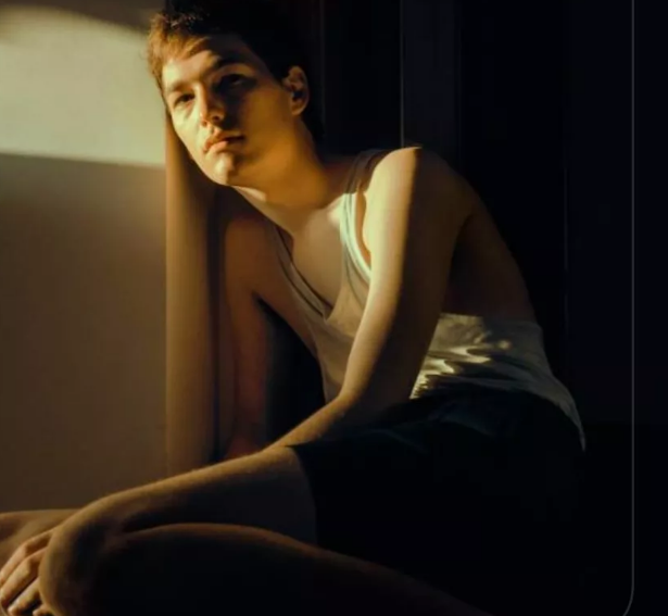 有一个男生过来轻轻抱着我-51虹马