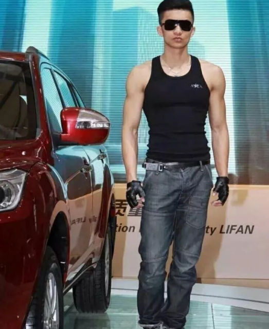 退伍兵哥去当车模，牛仔裤大包引关注！-51虹马
