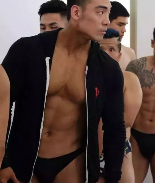 健身格斗比赛选手脫光称重！这几位筋肉男很诱人～很有看头～ - 51虹马