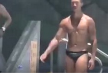 抓拍泳池边黝黑皮肤的肌肉救生员-51虹马