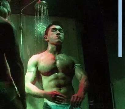 目的地酒吧的GOGO-BOY，沉醉在他的胸肌不能自拔-51虹马