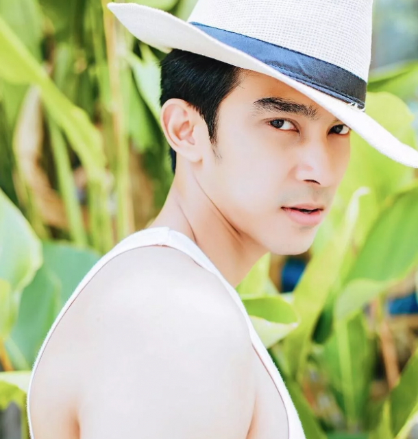 看点∣网红小鲜肉男模姿势太撩人，满屏好肉太惹火！-51虹马