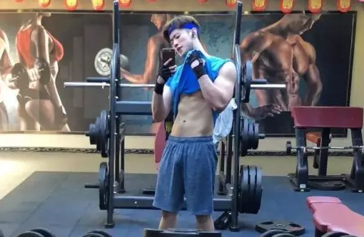 公狗腰男真空健身，只适合成年读者观看-51虹马