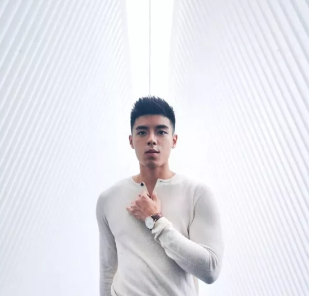 看点∣大胸长腿筋肉男下海晒好肉,这个前凸后翘的泳裤帅哥有亮点哦!-51虹马