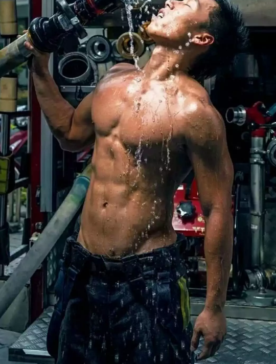 消防员猛顶战友大腿，牵手摸胸被控性骚扰-51虹马