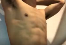 体育生被别人虐腹虐成这样，居然还面露笑容很享受-51虹马