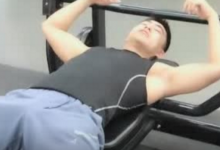 健身教练仰躺教学，学员都变盯裆猫！-51虹马