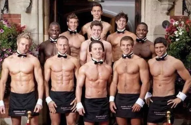 泰国餐厅招了一批猛男做服务员，穿着亮瞎双眼-51虹马