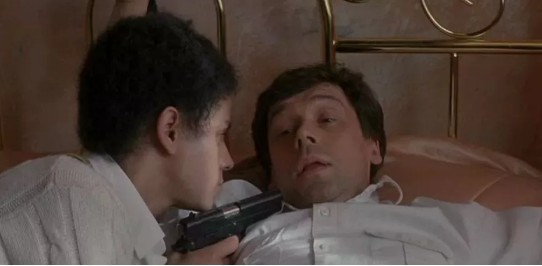 英日恐怖同志电影《哭泣的游戏》士兵放走俘虏，其女友竟是男人-51虹马