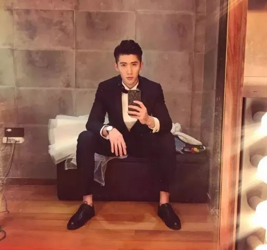 正装体育生蜜汁凸起 189的大长腿扒衣秀肉-51虹马