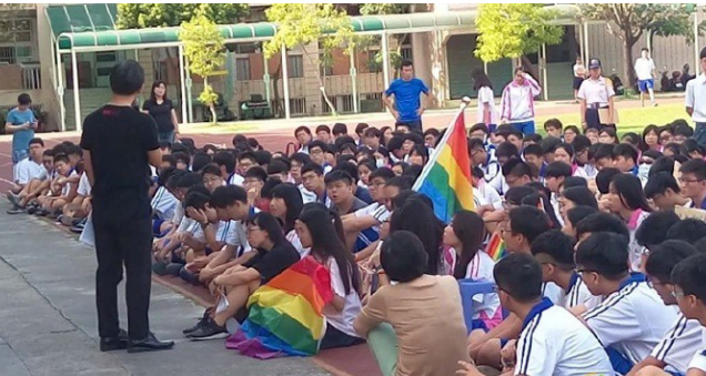 台湾高中生校内挂彩虹旗抗议校方恐同-51虹马