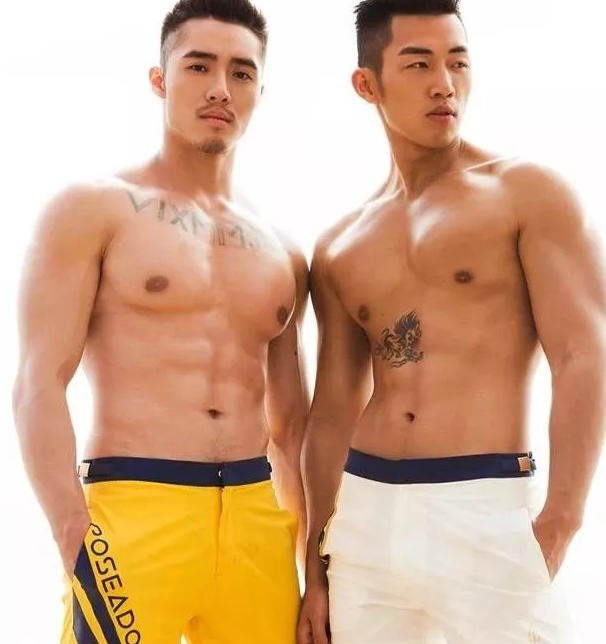 看点∣大胸筋肉帅哥海边脫衣拼性感好身材，荷尔蒙の味ル有点大~ - 51虹马