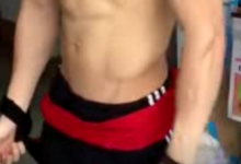 视频∣肌肉男背心新玩法，要当心胸肌太大出不来哦！-51虹马