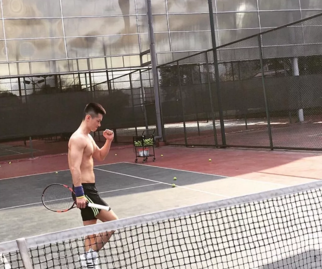 捕获一枚赤身打网球的肌肉男！看得好热 - 51虹马