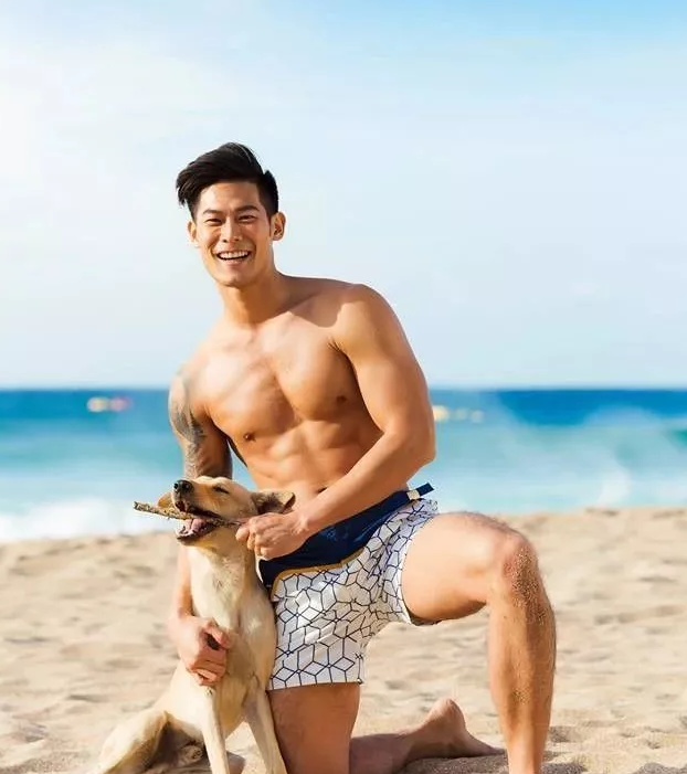 看点∣大胸筋肉帅哥海边脫衣拼性感好身材，荷尔蒙の味ル有点大~ - 51虹马