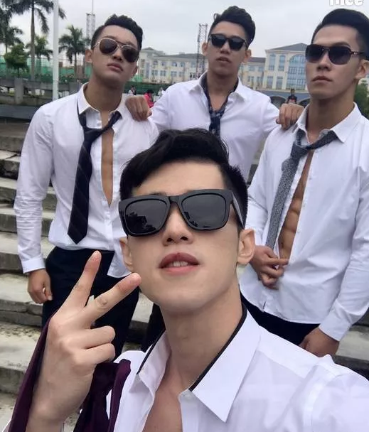 露肉视频男主浴室自.扒 性感帅哥玩刺激 - 51虹马