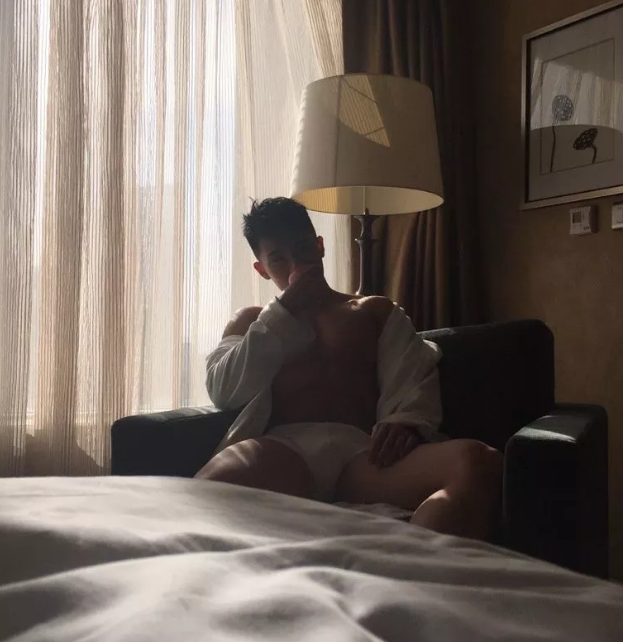 健身私教拍性感写真发饱满裤裤照吸引学员？ - 51虹马