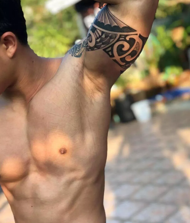 村口赤膊干活的野蛮弟弟 - 51虹马