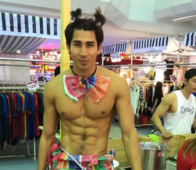 泰国餐厅招了一批猛男做服务员，穿着亮瞎双眼 - 51虹马