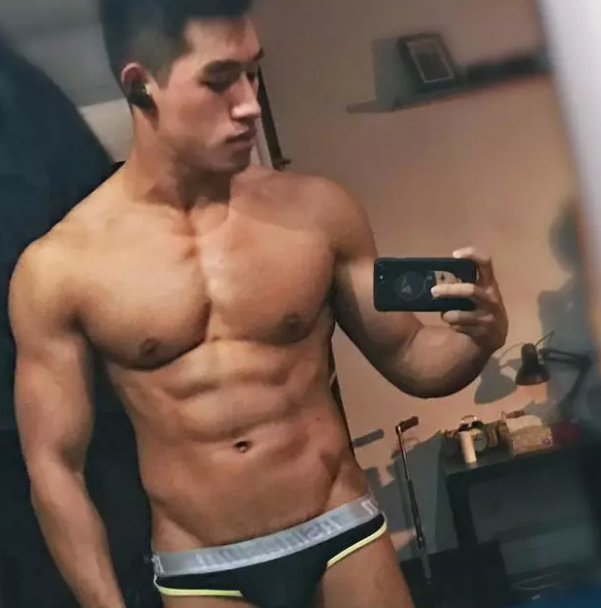 目的地酒吧的GOGO-BOY，沉醉在他的胸肌不能自拔 - 51虹马