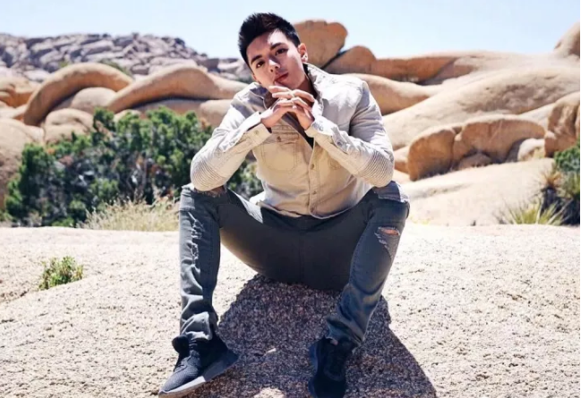 看点∣大胸长腿筋肉男下海晒好肉，这个前凸后翘的泳裤帅哥有亮点哦！ - 51虹马