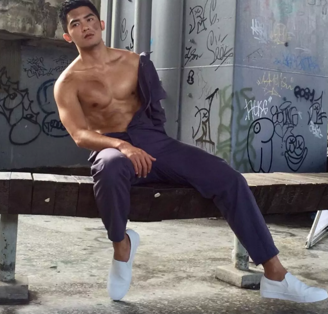 肌肉篮球帅哥当男模竟被男人抹油！ - 51虹马