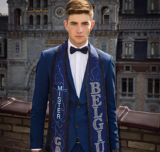 全球同志先生19岁人气选手，扒到了他饱满床照 - 51虹马